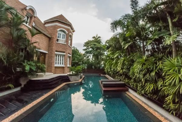 For sale Luxury resort mansion Sukhumvit 71 Fully furnished made furniture Tel 066-145-9935 (รูปที่ 3)