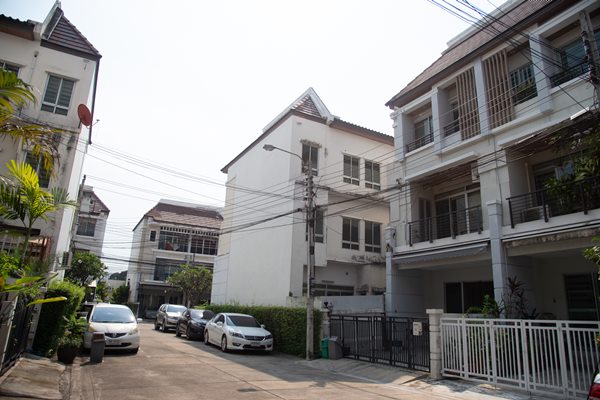 ขายทาวน์โฮม 3 ชั้น บ้านกลางเมือง ศรีนครินทร์ 20 ตารางวา 3 ห้องนอน พร้อมเฟอร์นิเจอร์ โทร 098-394-4695 (รูปที่ 2)