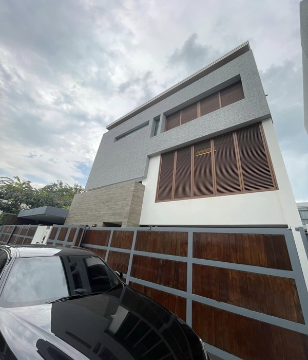 ขายบ้านเดี่ยวหรู 3ชั้นเนื้อที่ 117ตร.ว พื้นที่ใช้สอย 500ตร.ม 4ห้องนอน 5ห้องน้ำ เฟอร์ครบ ถนนเทียมร่วมมิตร เขตห้วยขวาง ราคาขาย 65 ล้านบาท