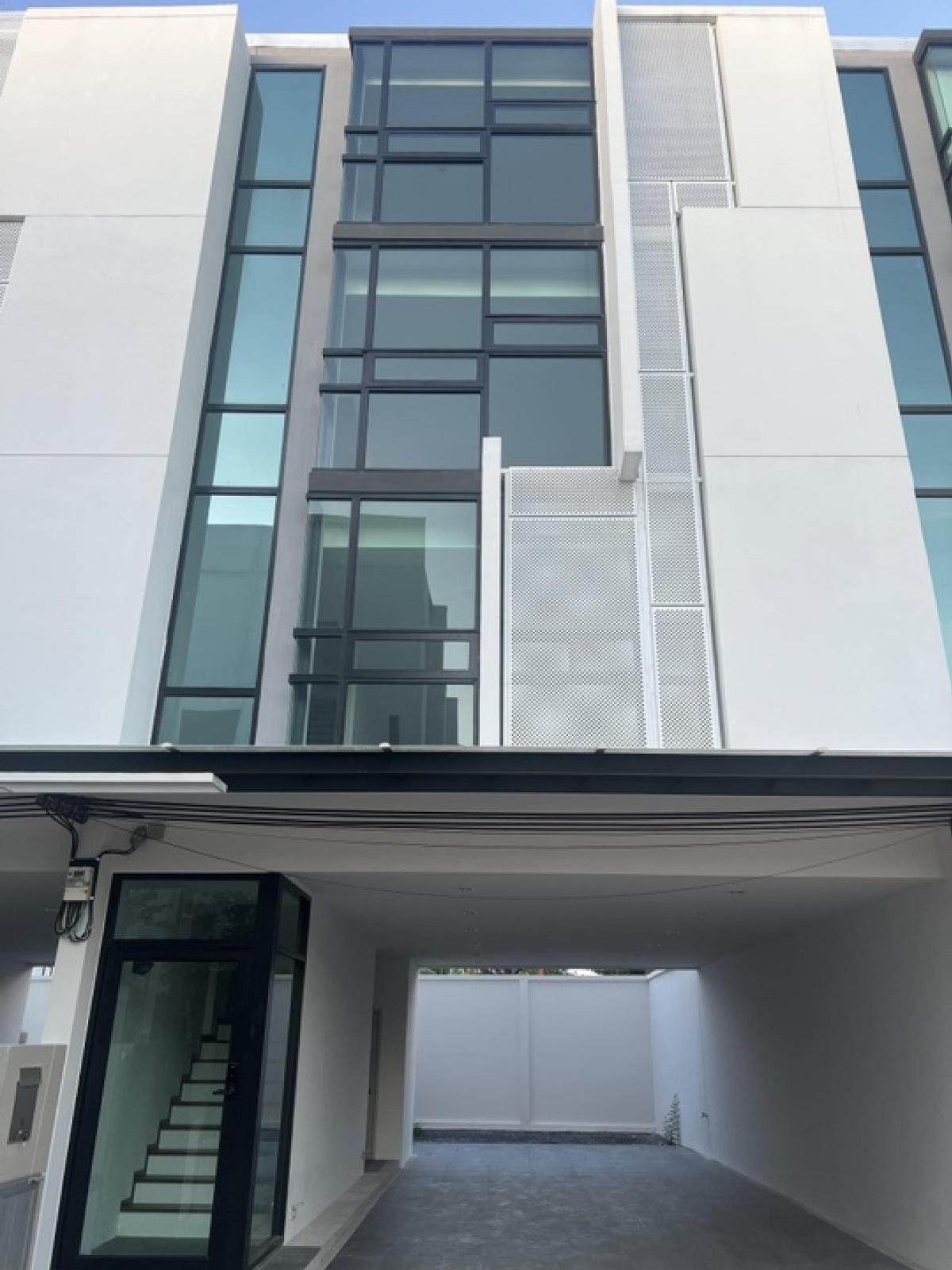 มีออฟฟิศให้เช่าค่ะตึกออฟฟิศอยู่skyy9centre วิวสวยมากออฟฟิศใหม่มากเพิ่งตกแต่งห่างจากMRT พระราม9และ เซ็นทรัล พระราม 9 ประมาณ400เมตร ออฟฟิศกว้าง223.95 ตา
