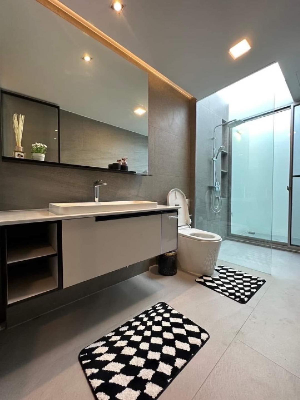 ให้เช่าบ้านเดี่ยวหรู 3ชั้น(Luxury ) บ้านใหม่ เนื้อที่ 70.30ตร.ว พื้นที่ใช้สอย 350ตร.ม 3ห้องนอน 4ห้องน้ำ ถนน พระราม กรุงเทพกรีฑา ห้างเดอะไนน์ ราคาเช่า  (รูปที่ 3)
