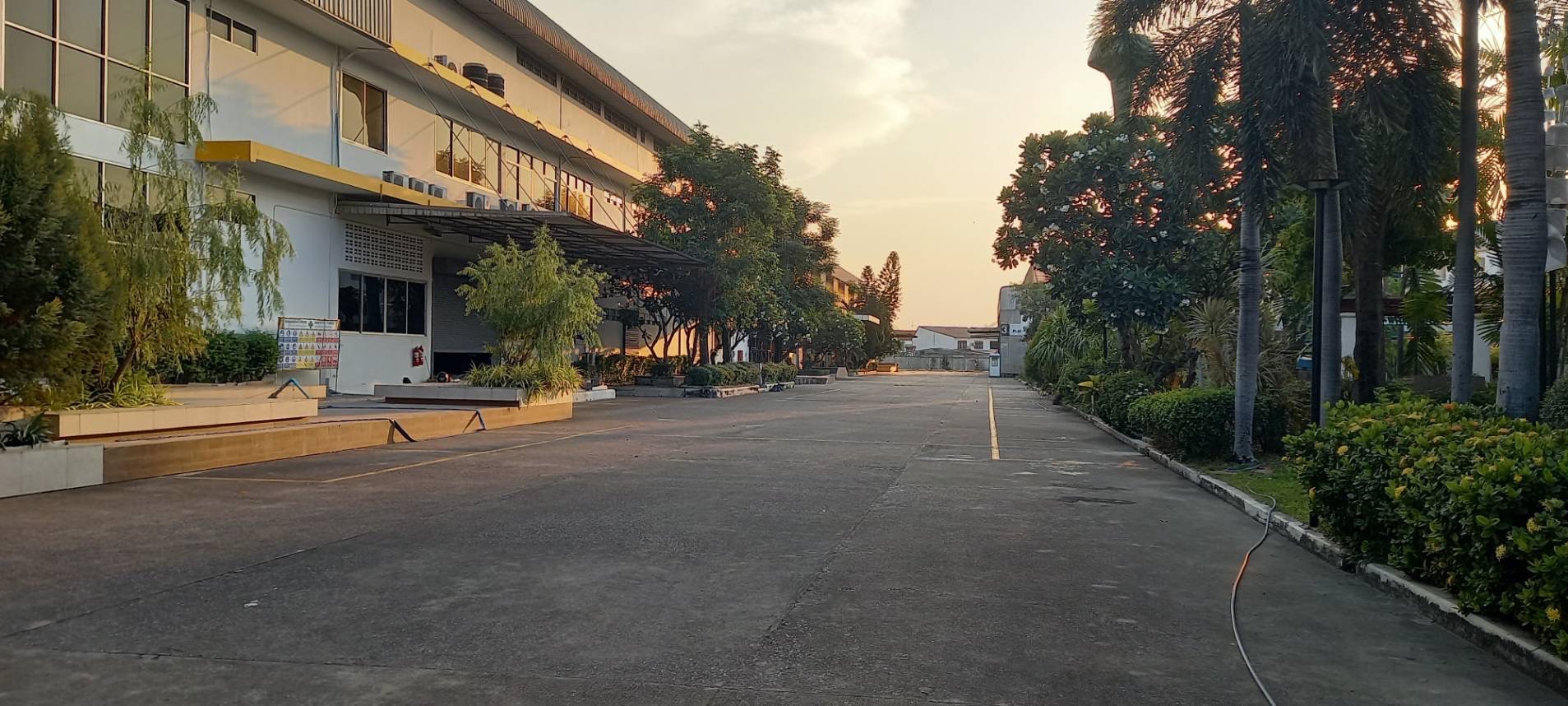 ขายที่ดินพร้อมโรงงานขนาด 20 ไร่ ฝังสีม่วง มี รง.4 มีอาคารโกดัง พร้อมสำนักงาน ห่างเพชรเกษม 1 กม.อยู่เขตติดต่อกทม. นครปฐมและสมุทรสาคร