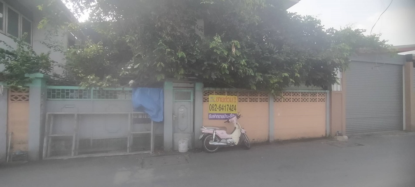 H1086 ขายที่ดินพร้อมบ้านไม้ 2หลัง 53 ตร.วา อยู่ซอยจรัญสนิทวงศ์25 ขนาดที่ดินกว้าง 10.5 เมตร ลึก20.5 เมตร ทำเลดี เหมาะพักอาศัย