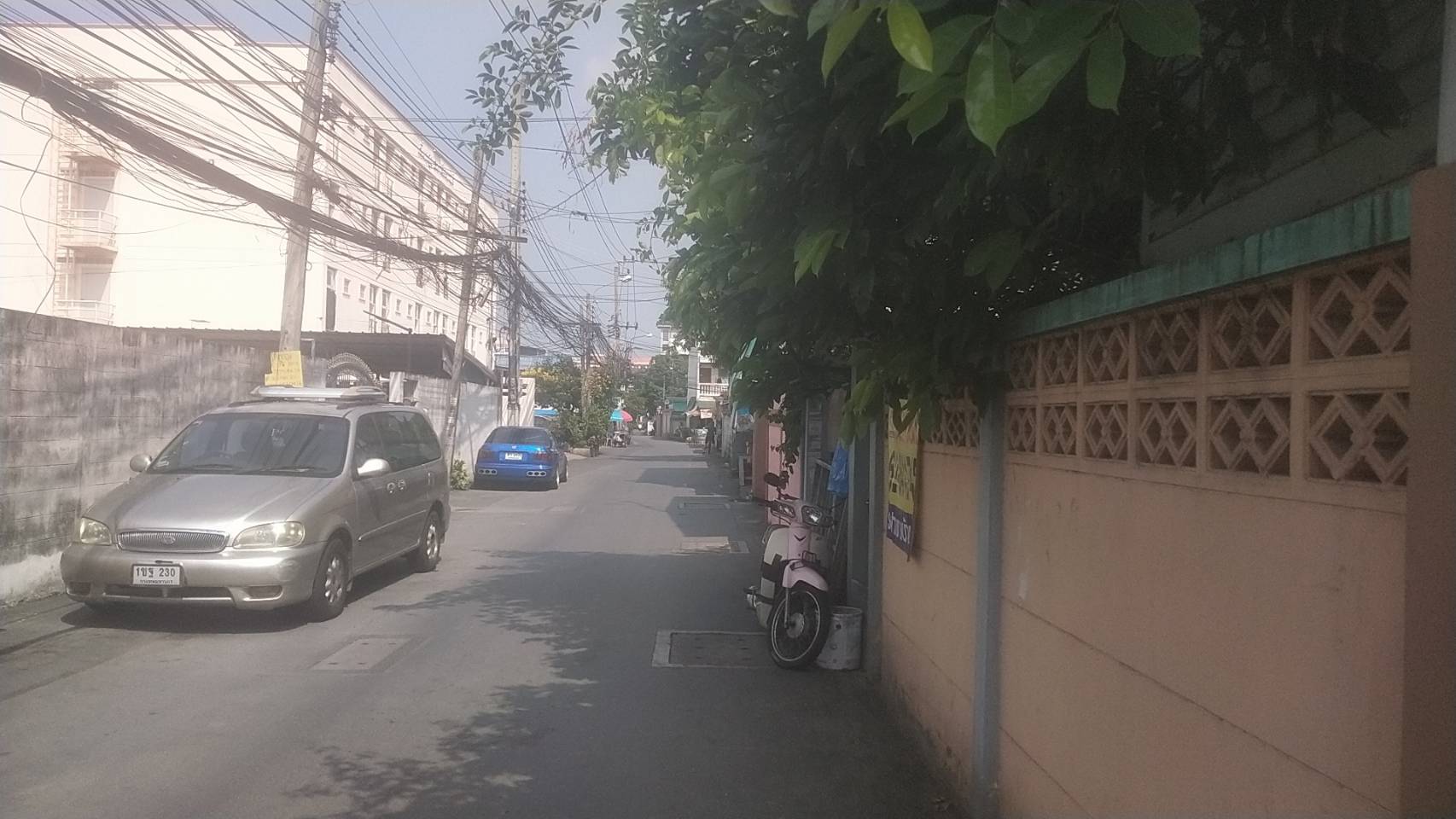 H1086 ขายที่ดินพร้อมบ้านไม้ 2หลัง 53 ตร.วา อยู่ซอยจรัญสนิทวงศ์25 ขนาดที่ดินกว้าง 10.5 เมตร ลึก20.5 เมตร ทำเลดี เหมาะพักอาศัย (รูปที่ 3)