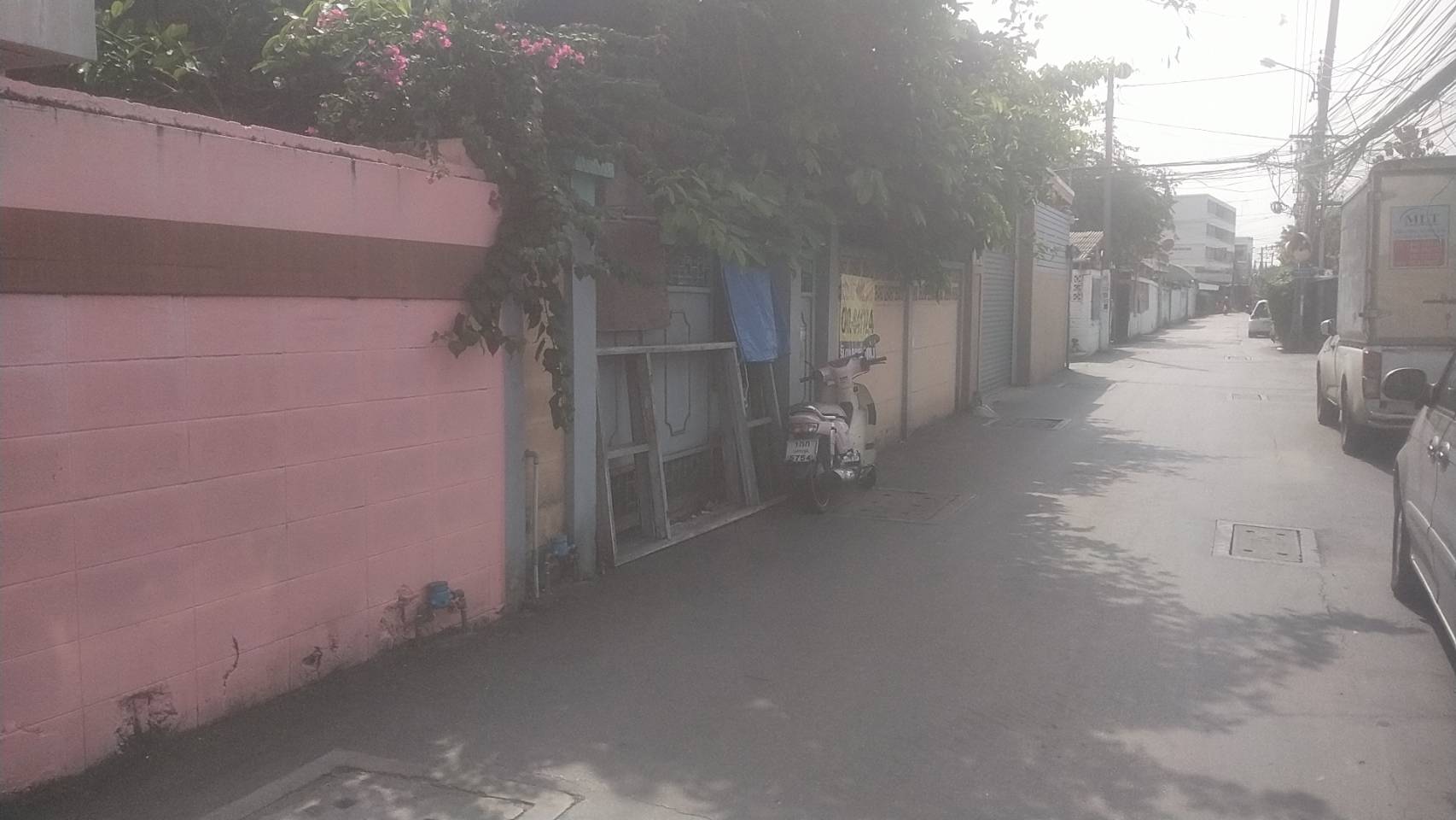 H1086 ขายที่ดินพร้อมบ้านไม้ 2หลัง 53 ตร.วา อยู่ซอยจรัญสนิทวงศ์25 ขนาดที่ดินกว้าง 10.5 เมตร ลึก20.5 เมตร ทำเลดี เหมาะพักอาศัย (รูปที่ 2)