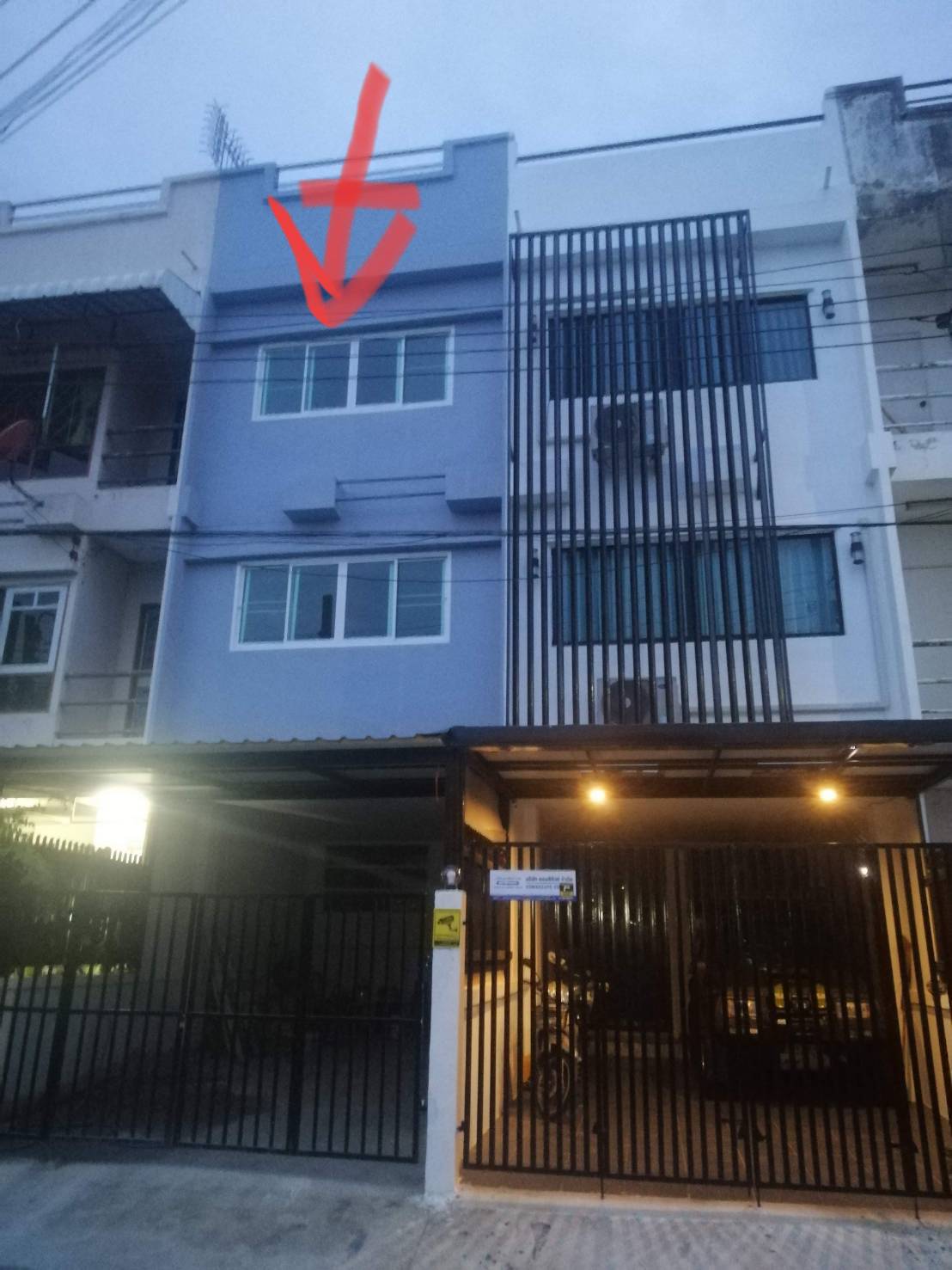 H1143 ขายทาวเฮ้าส์ 3ชั้น ใกล้รถไฟฟ้าสายสีชมพู สถานีเมืองทองธานี ห่างถนนแจ้งวัฒนะเพียง1 กม. หรือเข้าออกถนนเลียบคลองประปาได้ ฟรีค่าโอน