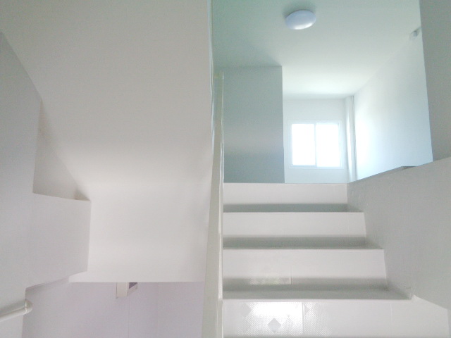 H1143 ขายทาวเฮ้าส์ 3ชั้น ใกล้รถไฟฟ้าสายสีชมพู สถานีเมืองทองธานี ห่างถนนแจ้งวัฒนะเพียง1 กม. หรือเข้าออกถนนเลียบคลองประปาได้ ฟรีค่าโอน (รูปที่ 8)