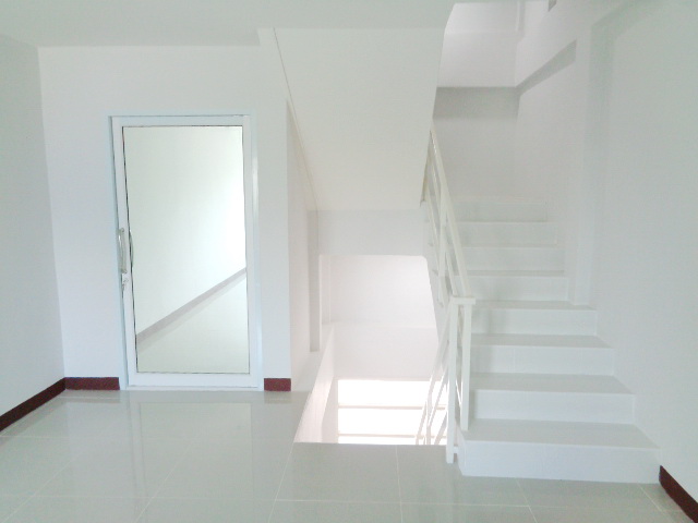 H1143 ขายทาวเฮ้าส์ 3ชั้น ใกล้รถไฟฟ้าสายสีชมพู สถานีเมืองทองธานี ห่างถนนแจ้งวัฒนะเพียง1 กม. หรือเข้าออกถนนเลียบคลองประปาได้ ฟรีค่าโอน (รูปที่ 7)