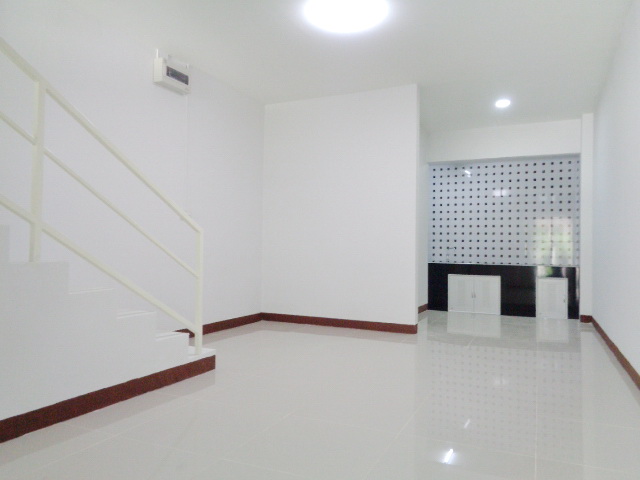 H1143 ขายทาวเฮ้าส์ 3ชั้น ใกล้รถไฟฟ้าสายสีชมพู สถานีเมืองทองธานี ห่างถนนแจ้งวัฒนะเพียง1 กม. หรือเข้าออกถนนเลียบคลองประปาได้ ฟรีค่าโอน (รูปที่ 5)