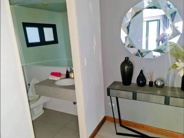 ขายบ้าน pool villa ถูกสุด ลดราคา หรู มีสระว่ายน้ำ เฟอร์นิเจอร์ บิ้วอิน พร้อมอยู่ โครงการ H-Cape Minera รามอินทรา โทร 063-789-4632 (รูปที่ 9)