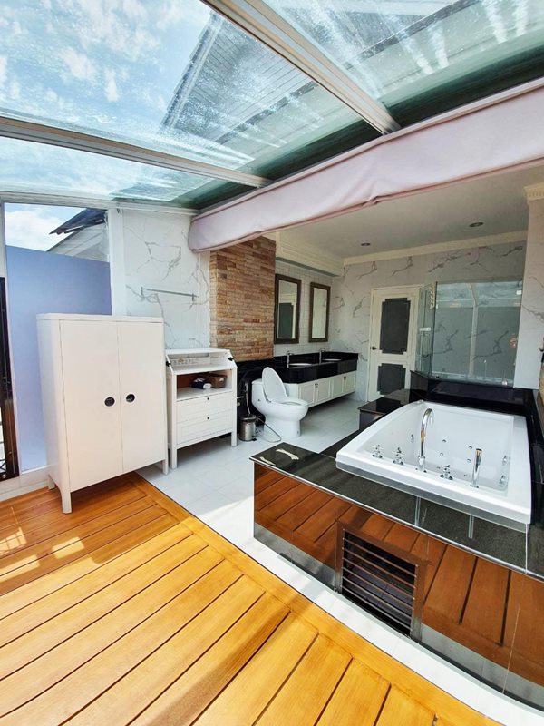 House for rent ให้เช่าบ้าน 2 ชั้นครึ่ง หลังใหญ่พร้อมสระว่ายน้ำ สไตล์โคโลเนียล โซนต้นพระราม2 เฟอร์นิเจอร์ครบ พร้อมเข้าอยู่ (รูปที่ 12)