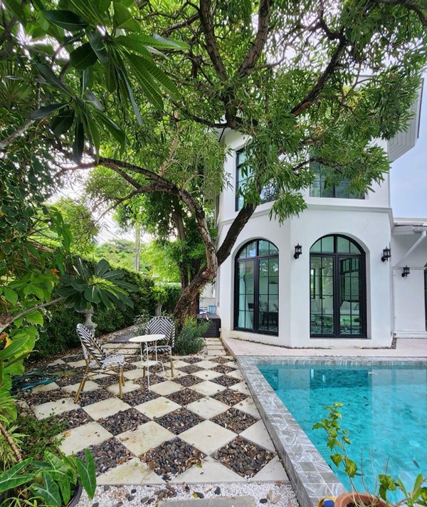 House for rent ให้เช่าบ้าน 2 ชั้นครึ่ง หลังใหญ่พร้อมสระว่ายน้ำ สไตล์โคโลเนียล โซนต้นพระราม2 เฟอร์นิเจอร์ครบ พร้อมเข้าอยู่ (รูปที่ 3)