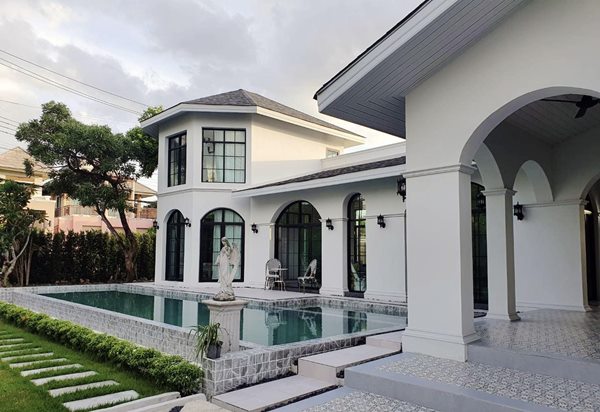 House for rent ให้เช่าบ้าน 2 ชั้นครึ่ง หลังใหญ่พร้อมสระว่ายน้ำ สไตล์โคโลเนียล โซนต้นพระราม2 เฟอร์นิเจอร์ครบ พร้อมเข้าอยู่ (รูปที่ 2)