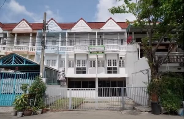 ขายทาวเฮ้าส์แฝด 3 ชั้น 2 ห้องตีทะลุ พื้นที่ใช้สอยเยอะรวม 410 ตรม. จอดรถได้ 2คัน ทำเลดีบนถนนพระราม3 เข้าซอยเพียง 200 ม. ราคา 14.5 ลบ. (สามารถต่อรองได้)