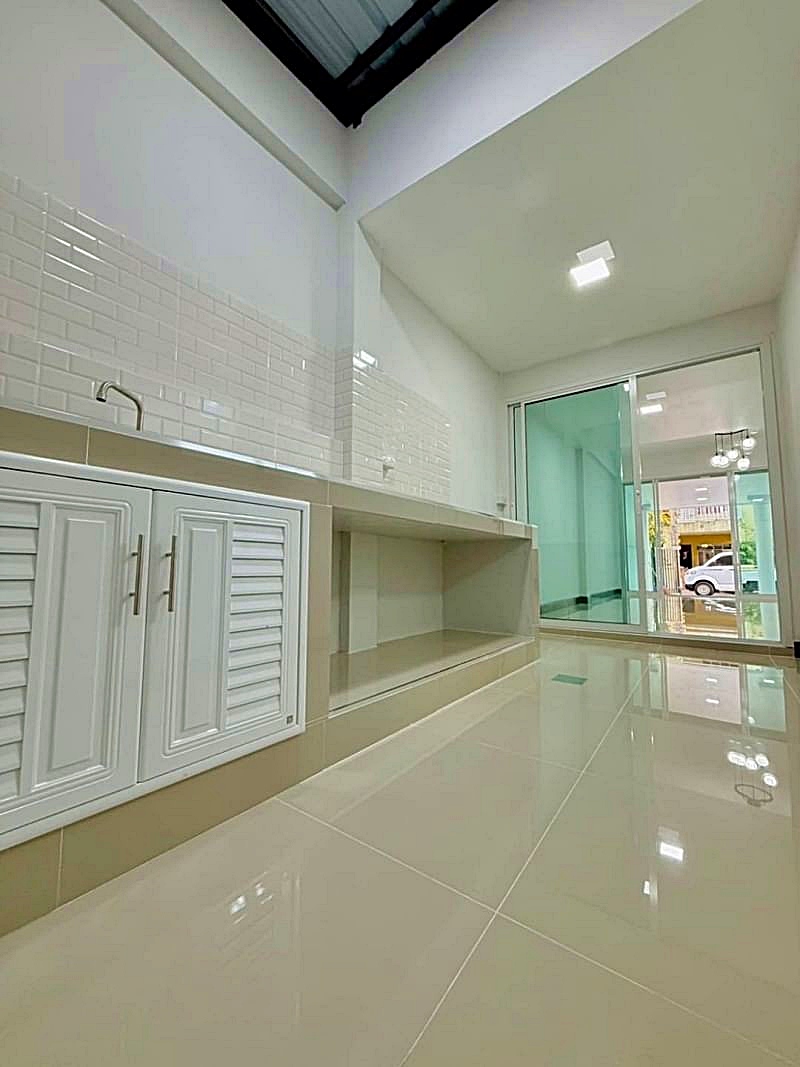 บ้านสวยมาก มีเทอเรซด้านหน้า รีโนเวทใหม่ พร้อมอยู่ #หมู่บ้านเมืองทองธานี โครงการติวานนท์ 4 ใกล้โรงเรียนกองทัพบกอุปถัมภ์ ( ช่างกล ขส. ทบ. ) (รูปที่ 9)