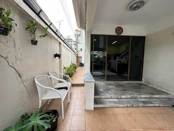 ขายทาวน์เฮ้าส์ 3ชั้น หมู่บ้านปริยานนท์ สาธุประดิษฐ์ 57 ใจกลางพระราม3 หลังริม ลมเย็น หน้าบ้าน กว้าง 6 เมตร โทร 0994244266 (รูปที่ 4)