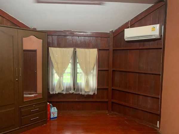 ขายที่ดินพร้อมบ้าน 2 หลัง ริมแม่น้ำท่าจีน มีบึงบัวและแพลอยน้ำ ต้นไม้ใหญ่ร่มรื่น ถนนเข้าถึง เนื้อที่ 6 ไร่ 3 งาน 9 ตรว. รวมที่งอก 1 ไร่เศษ ราคา 25 ลบ. (รูปที่ 6)