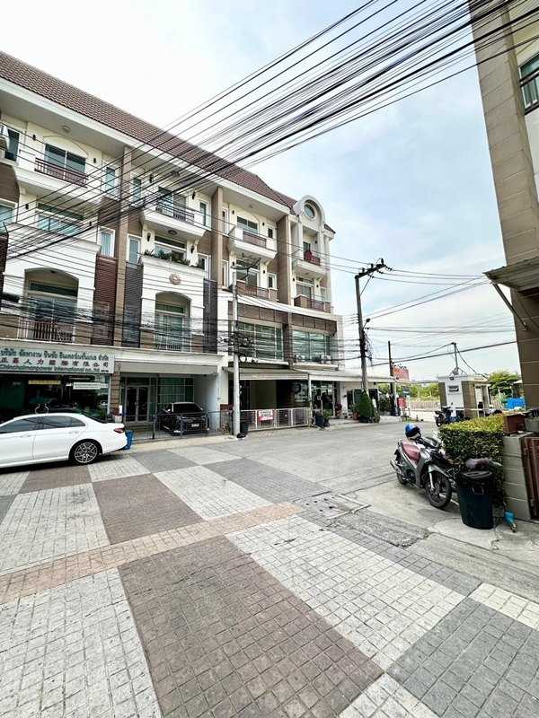 ขายด่วน ทาวน์โฮม 3 ชั้น โครงการ Premium Place 5 เอกมัย-รามอินทรา 4 ห้องนอน 5 ห้องน้ำ โทร 0814220606 (รูปที่ 2)