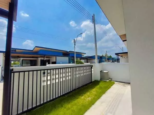 บ้านเเฝดสวยพร้อมอยู่ บ้านบึง ชลบุรี เริ่ม 2.xx ล้าน! 2นอน ถนนกว้าง ไม่ตัน เข้าซอยไหนก็ได้ เเละมาพร้อมกับเลขที่มงคล 999 หมู่บ้านนพดาวิลเล (รูปที่ 2)