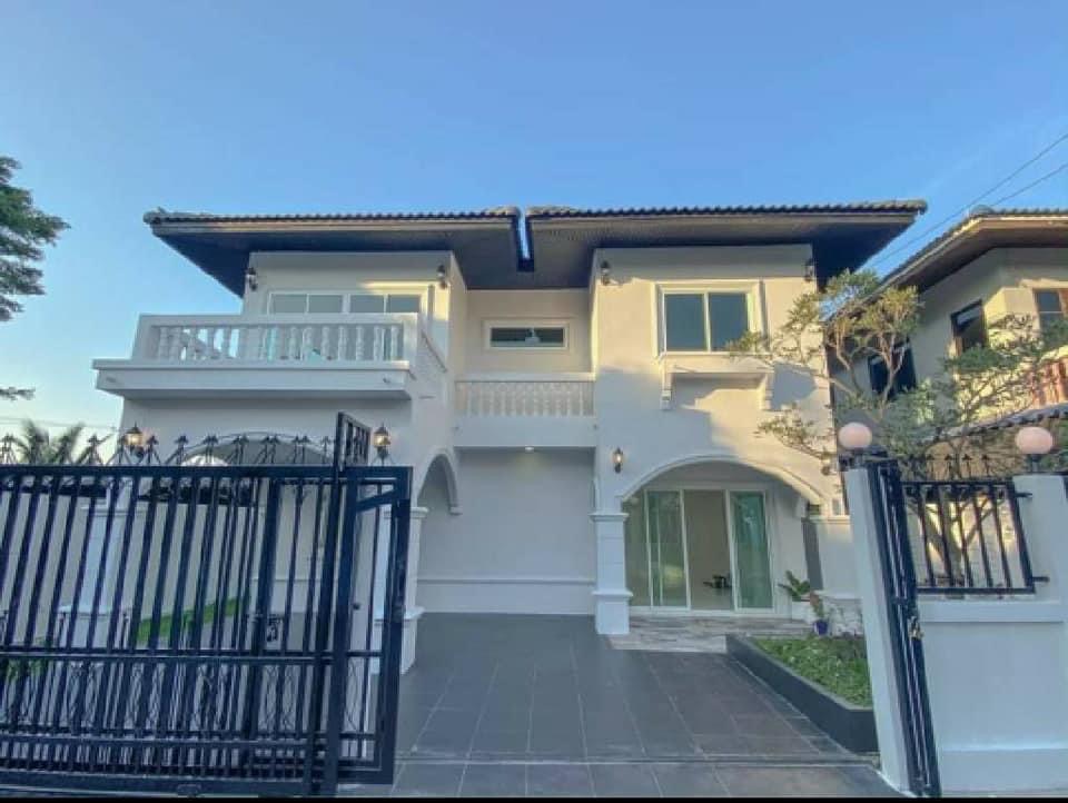 บ้านสีขาวสไตล์โมเดิร์นคลาสสิค หมู่บ้านโสมศิริการ์เด้น ตำบล บึงน้ำรักษ์ อำเภอธัญบุรี ปทุมธานี