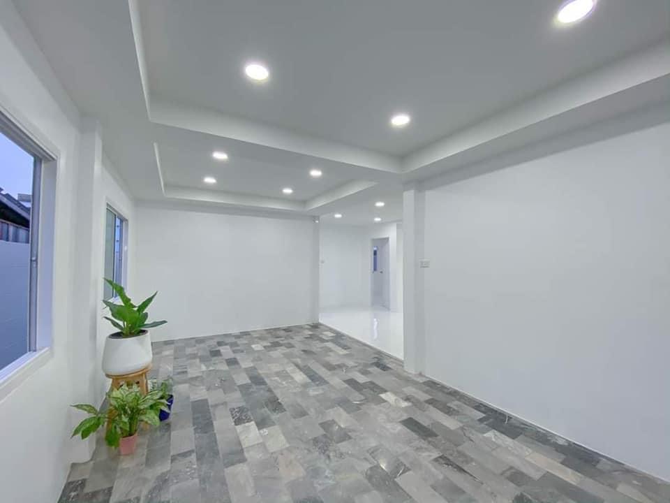 บ้านสีขาวสไตล์โมเดิร์นคลาสสิค หมู่บ้านโสมศิริการ์เด้น ตำบล บึงน้ำรักษ์ อำเภอธัญบุรี ปทุมธานี (รูปที่ 6)