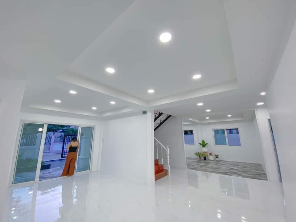 บ้านสีขาวสไตล์โมเดิร์นคลาสสิค หมู่บ้านโสมศิริการ์เด้น ตำบล บึงน้ำรักษ์ อำเภอธัญบุรี ปทุมธานี (รูปที่ 9)