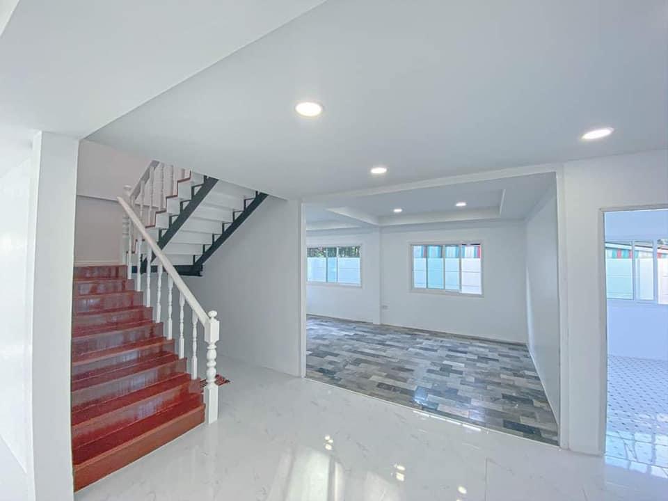 บ้านสีขาวสไตล์โมเดิร์นคลาสสิค หมู่บ้านโสมศิริการ์เด้น ตำบล บึงน้ำรักษ์ อำเภอธัญบุรี ปทุมธานี (รูปที่ 8)