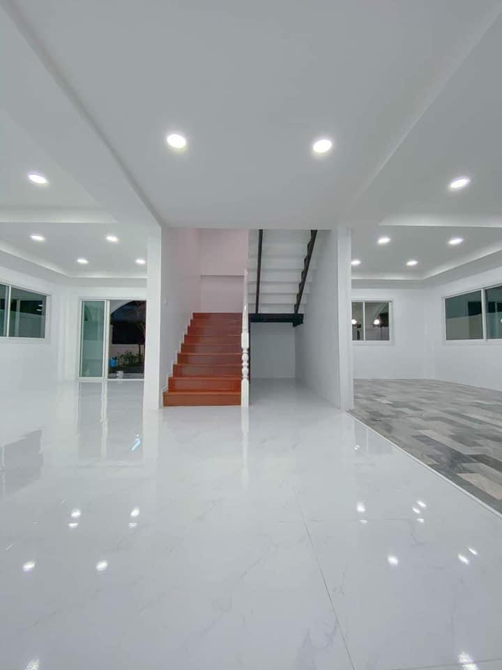 บ้านสีขาวสไตล์โมเดิร์นคลาสสิค หมู่บ้านโสมศิริการ์เด้น ตำบล บึงน้ำรักษ์ อำเภอธัญบุรี ปทุมธานี (รูปที่ 5)