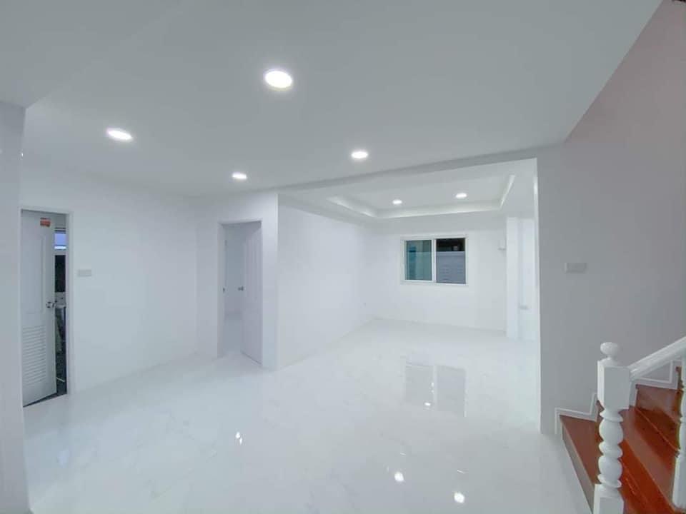 บ้านสีขาวสไตล์โมเดิร์นคลาสสิค หมู่บ้านโสมศิริการ์เด้น ตำบล บึงน้ำรักษ์ อำเภอธัญบุรี ปทุมธานี (รูปที่ 7)