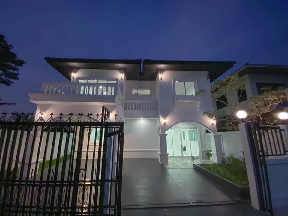 บ้านสีขาวสไตล์โมเดิร์นคลาสสิค หมู่บ้านโสมศิริการ์เด้น ตำบล บึงน้ำรักษ์ อำเภอธัญบุรี ปทุมธานี (รูปที่ 20)
