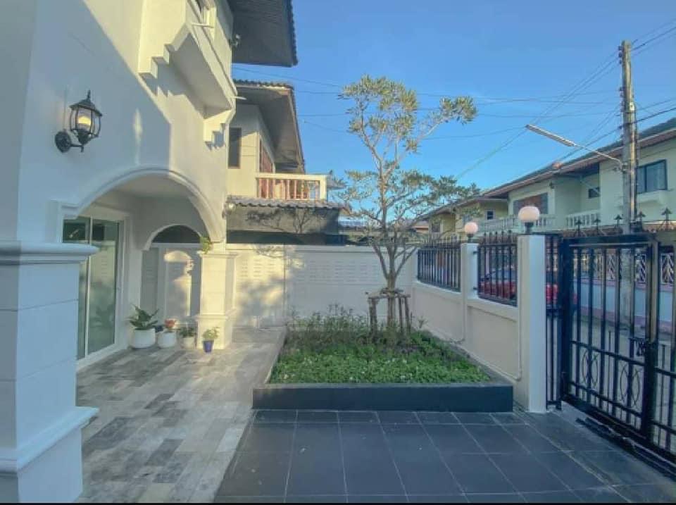 บ้านสีขาวสไตล์โมเดิร์นคลาสสิค หมู่บ้านโสมศิริการ์เด้น ตำบล บึงน้ำรักษ์ อำเภอธัญบุรี ปทุมธานี (รูปที่ 2)