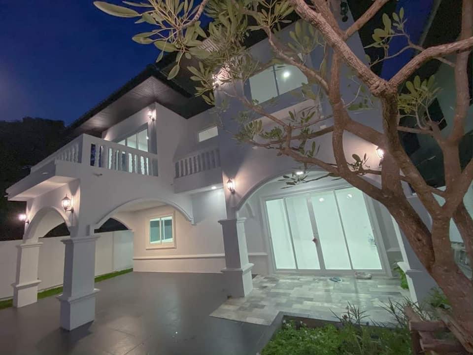 บ้านสีขาวสไตล์โมเดิร์นคลาสสิค หมู่บ้านโสมศิริการ์เด้น ตำบล บึงน้ำรักษ์ อำเภอธัญบุรี ปทุมธานี (รูปที่ 21)