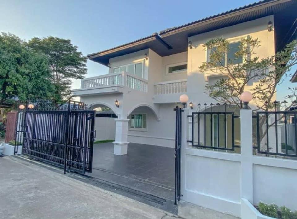 บ้านสีขาวสไตล์โมเดิร์นคลาสสิค หมู่บ้านโสมศิริการ์เด้น ตำบล บึงน้ำรักษ์ อำเภอธัญบุรี ปทุมธานี (รูปที่ 3)
