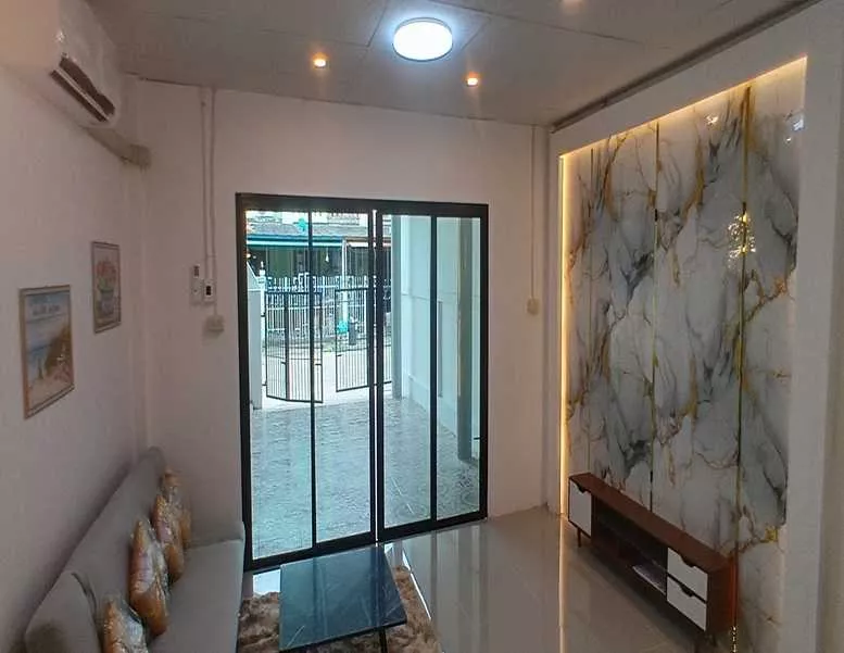 หลังริมส่วนตัว3ห้องนอนขายหมู่บ้านบุษกรใกล้ตลาดสมบัติบุรีห้างโลตัสตกแต่งใหม่ทั้งหลัง ฟรี เฟอร์นิเจอร์ใหม่ (รูปที่ 4)