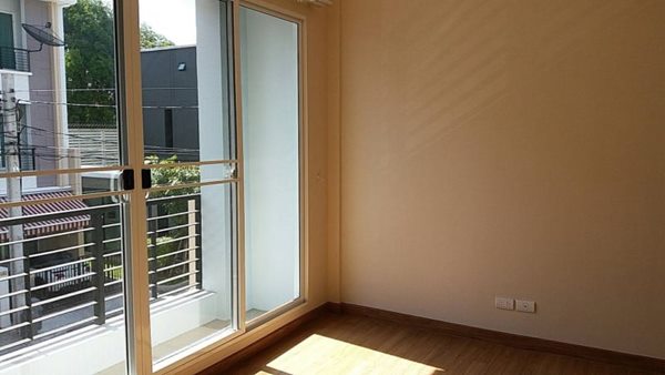 ขายทาวน์โฮม 3 ชั้น บ้านกลางเมือง ใกล้เซ็นทรัลอีสต์วิวล์ เป็นหมู่บ้านติดถนน ติดแอร์ทุกห้อง ราคาดีทำเลดีมาก ติดต่อ/line 0619419639 (รูปที่ 2)