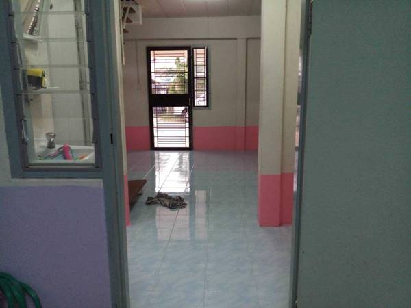 ให้เช่าบ้าน 2ชั้น โครงการ เอื้ออาทรโชคชัย ต.ท่าอ่าง อ.โชคชัย จ.นครราชสีมา พร้อมแอร์ ใกล้มหาวิทยาลัยรามคำแหง โทร 084-7524113 (รูปที่ 2)