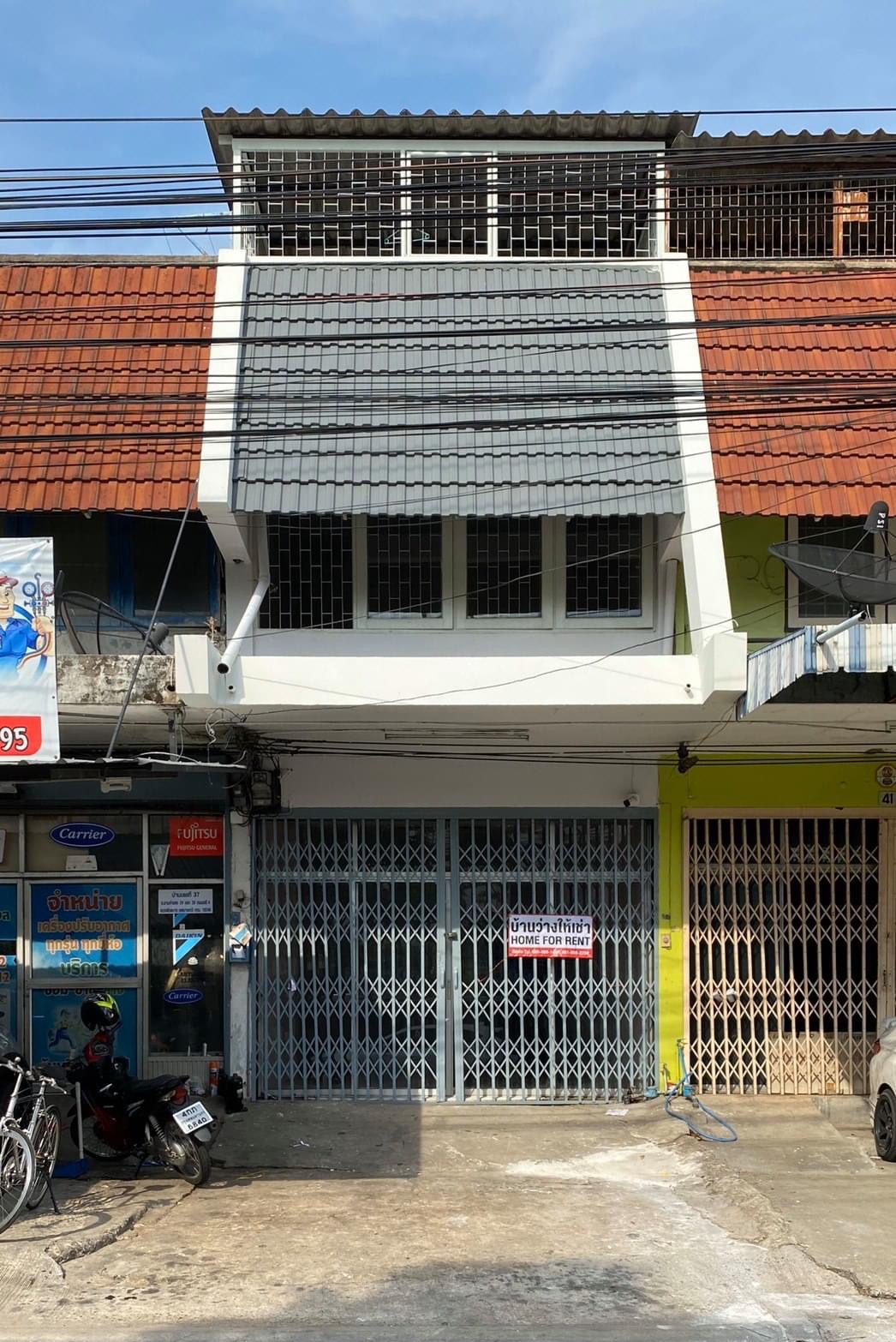 ให้เช่าตึกแถวบริเวณหมู่บ้านเสรี ติดถนนรามคำแหง24 แยก 28 (ทางลัดออกถนนพระราม9) ใกล้ The Nine พระราม 9, แม็คโคร สาขารามคำแหงซอย24