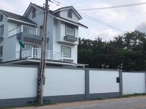 ให้เช่าบ้านเดี่ยว 2ชั้น เนื้อที่ 60ตร.ว พื้นที่ 200ตร.ม 4ห้องนอน 3ห้องน้ำ เฟอร์บางส่วน ถนนสุรศักดิ์ อำเภอศรีราชา ชลบุรี ราคาเช่า 16,000 บ/ด