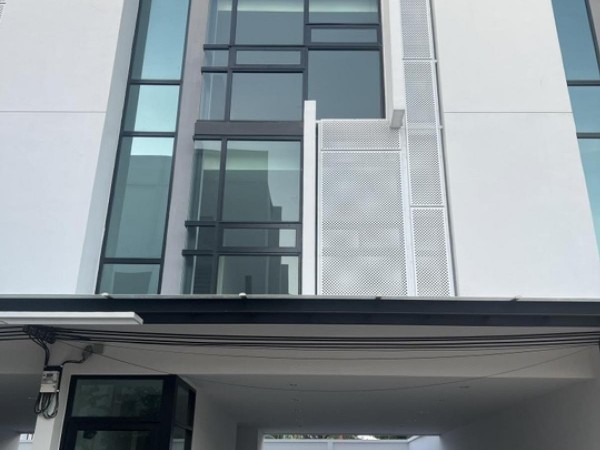 มีออฟฟิศให้เช่าค่ะตึกออฟฟิศอยู่skyy9centre วิวสวยมากออฟฟิศใหม่มากเพิ่งตกแต่งห่างจากMRT พระราม9และ เซ็นทรัล พระราม 9 ประมาณ400เมตร ออฟฟิศกว้าง223.95 ตา