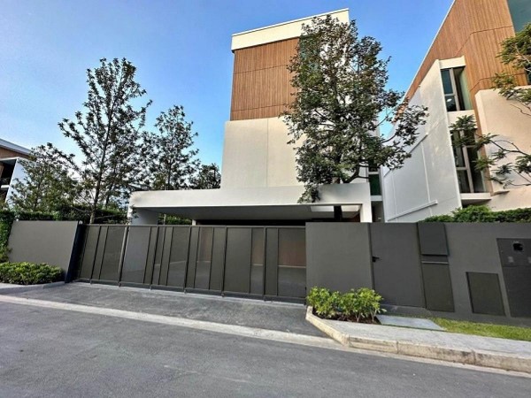 ให้เช่าบ้านเดี่ยวหรู 3ชั้น(Luxury ) บ้านใหม่ เนื้อที่ 70.30ตร.ว พื้นที่ใช้สอย 350 ตร.ม 3ห้องนอน 4ห้องน้ำ3จอดรถ ถนน พระราม 9 ห้างเดอะไนน์ ราคาเช่า 280,