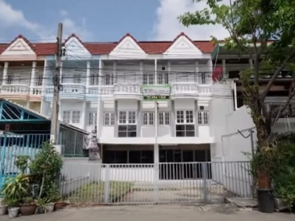 ขายทาวเฮ้าส์แฝด 3 ชั้น 2 ห้องตีทะลุ พื้นที่ใช้สอยเยอะรวม 410 ตรม. จอดรถได้ 2คัน ทำเลดีบนถนนพระราม3 เข้าซอยเพียง 200 ม. ราคา 14.5 ลบ. (สามารถต่อรองได้)