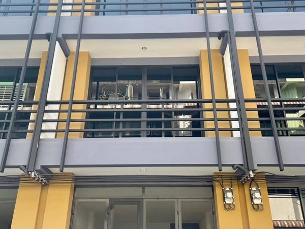 ขายทาวน์โฮม 3 ชั้น สร้างใหม่ ใกล้สะพานกรุงธน ซอยราชวิถี 21 (ซอยรีเวอร์ไซด์) โทร 0813477121