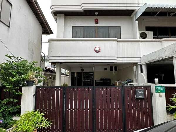 ขายทาวน์เฮ้าส์ 3ชั้น หมู่บ้านปริยานนท์ สาธุประดิษฐ์ 57 ห่างจากถนนสาธุประดิษฐ์ 900 ม. เจ้าของบ้านขายเอง โทร 0994244266