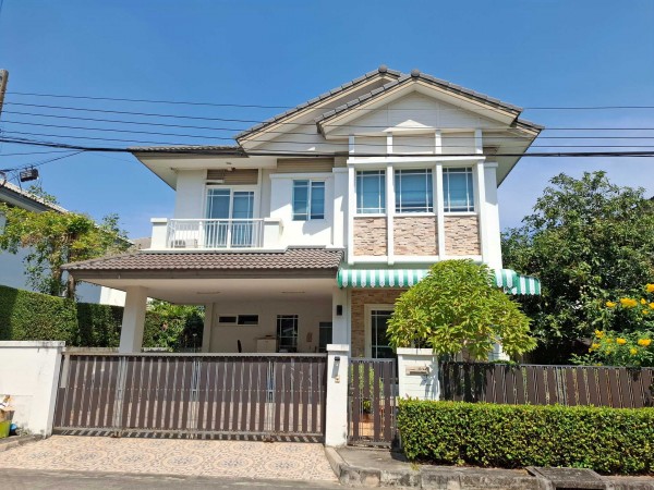 ขายถูก แถมเฟอร์นิเจอร์ทั้งหลัง หมู่บ้านมัณฑนา พระราม 9 – ศรีนครินทร์ แบบบ้าน Onyx พร้อมเฟอร์นิเจอร์บิวท์อิน และแอร์ 5 เครื่อง ใกล้สวนสาธารณธะหมู่บ้าน