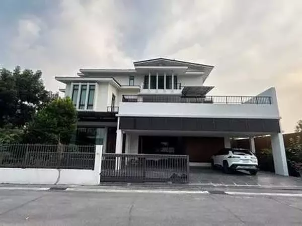 ขายบ้าน 3 ชั้น หลังใหญ่ มีสระว่ายน้ำ มีลิฟท์ในตัวบ้าน หมู่บ้าน Raya Residence Bangkok พื้นที่ 124.6 ตร.ว. โทร 098-2459954