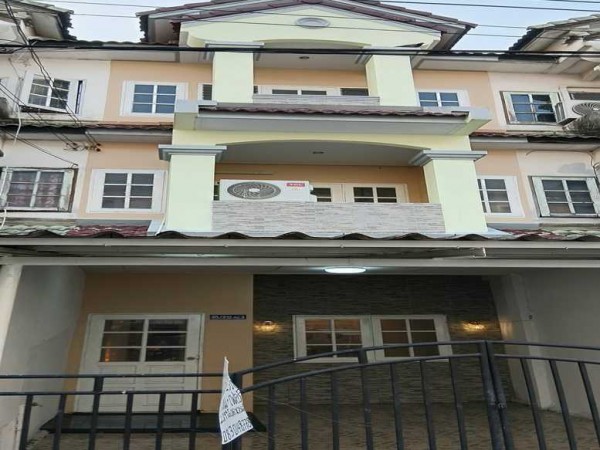 ขายหมู่บ้านหงส์ประยูร 5ห้องนอน 3ชั้น ใกล้ถนนรัตนาธิเบศสถานีแยกบางพลูเลี้ยวมาทางตลาดบางบัวทอง 23 วา 3น้ำ 1ห้องครัว ตกแต่งบ้าน ใหม่ มีระเบียงหน้าบ้าน