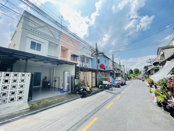 ให้เช่า ทาวน์โฮม ซอยสุขาประชาสรรค์ 3 ซอย 12 รีโนเวทใหม่ สะดวกสบาย พร้อมอยู่