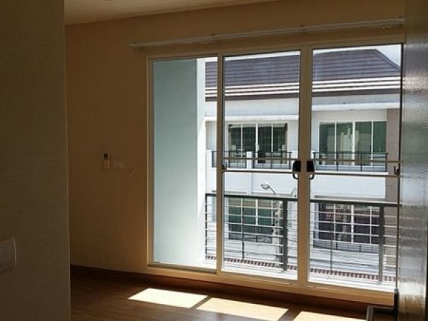 ขายทาวน์โฮม 3 ชั้น บ้านกลางเมือง ใกล้เซ็นทรัลอีสต์วิวล์ เป็นหมู่บ้านติดถนน ติดแอร์ทุกห้อง ราคาดีทำเลดีมาก ติดต่อ/line 0619419639
